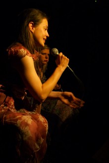 Nina Ivanišin Maruša Majer v predstavi Baba Babi Babo (foto: Andrej Hočevar)