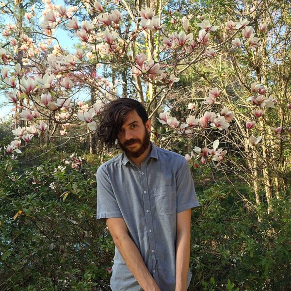 Kaveh Akbar (vir: WikiCommons, CC BY-SA 4.0)